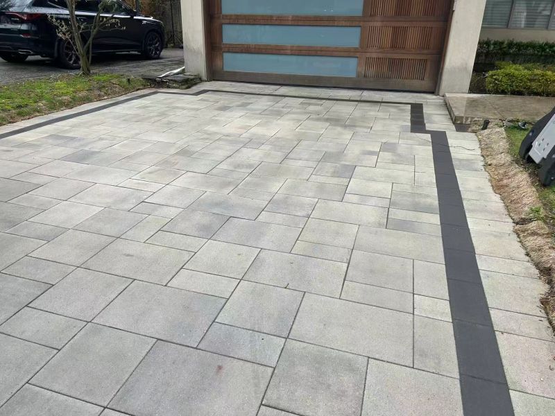 Interlock driveway with contrasting border