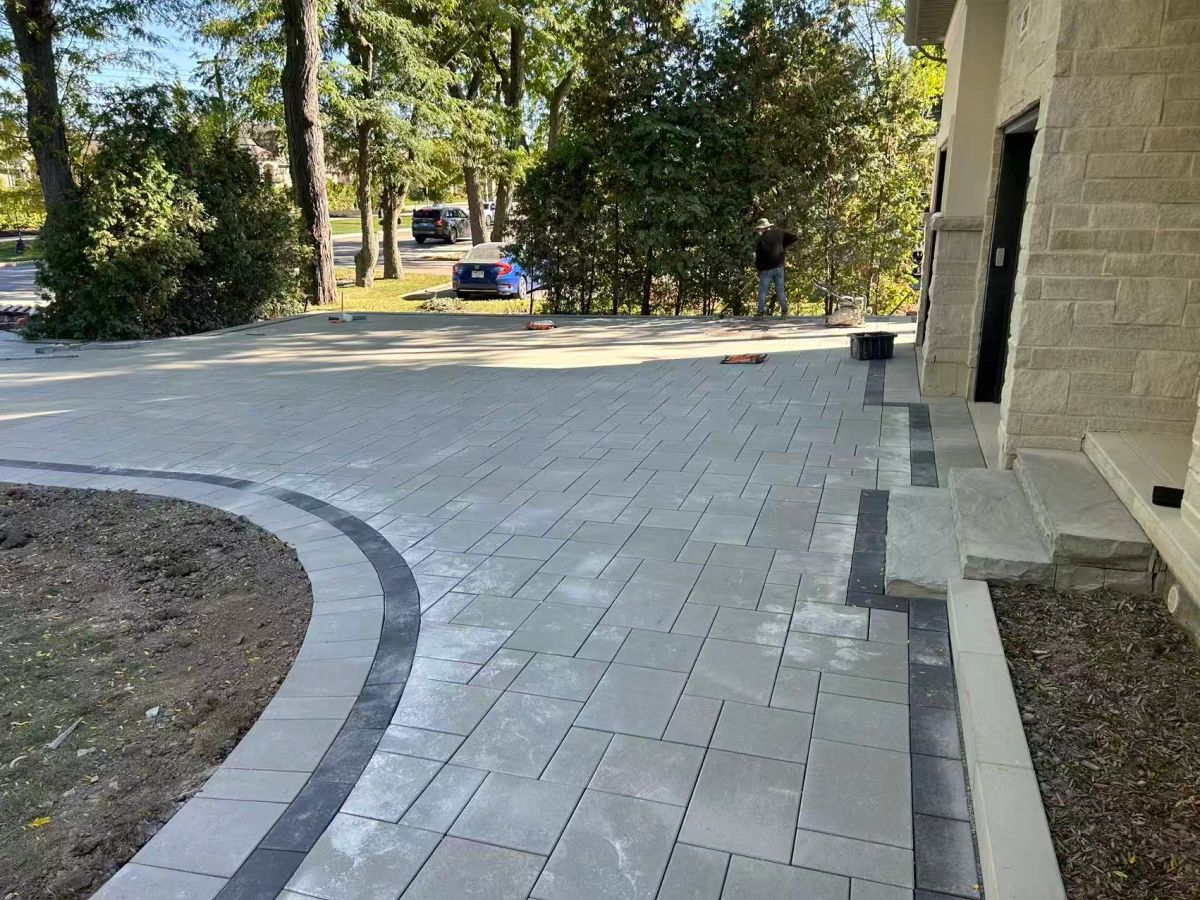 Interlock driveway with contrasting banding